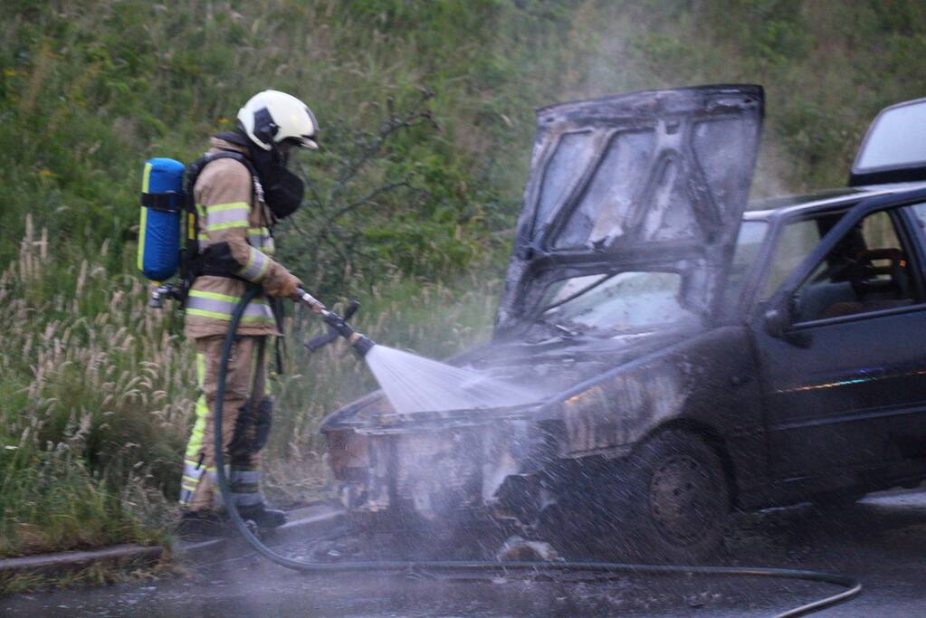 Auto vliegt spontaan in brand tijdens rijden