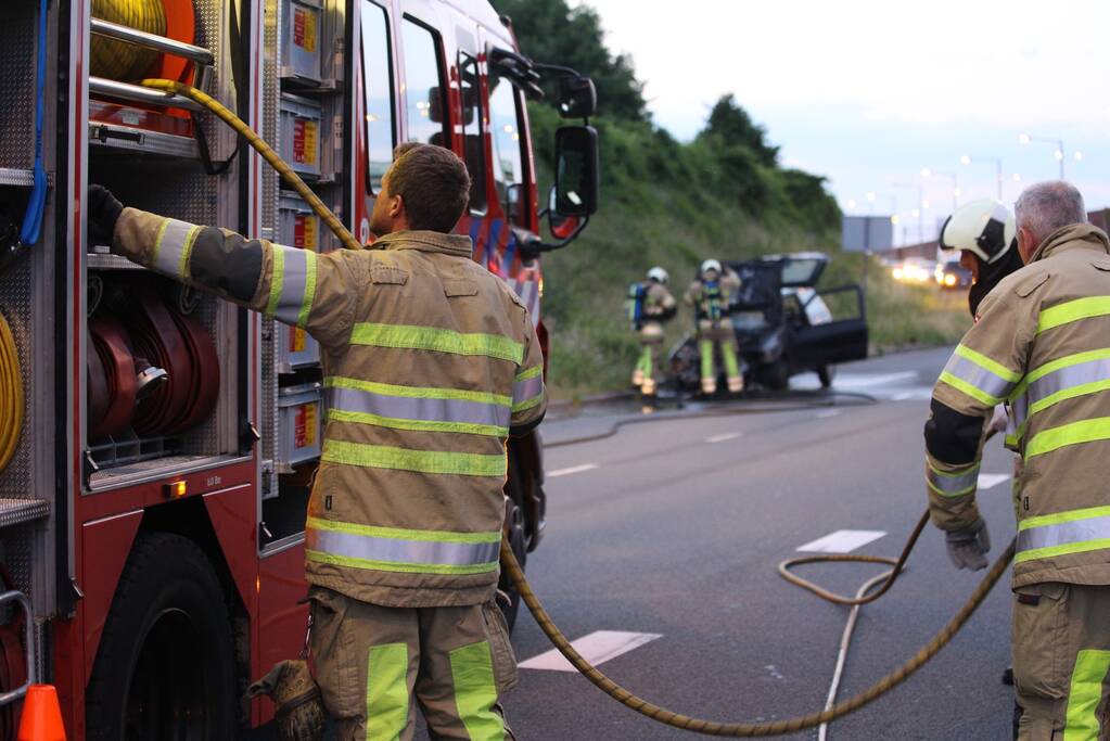 Auto vliegt spontaan in brand tijdens rijden