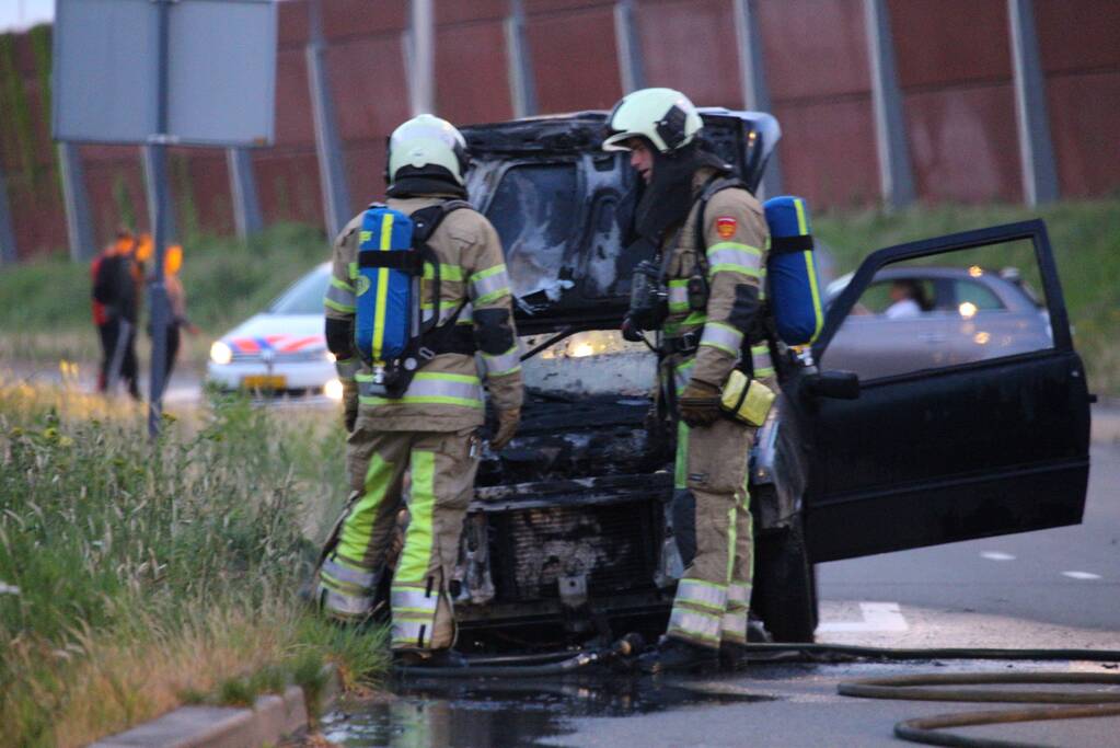 Auto vliegt spontaan in brand tijdens rijden