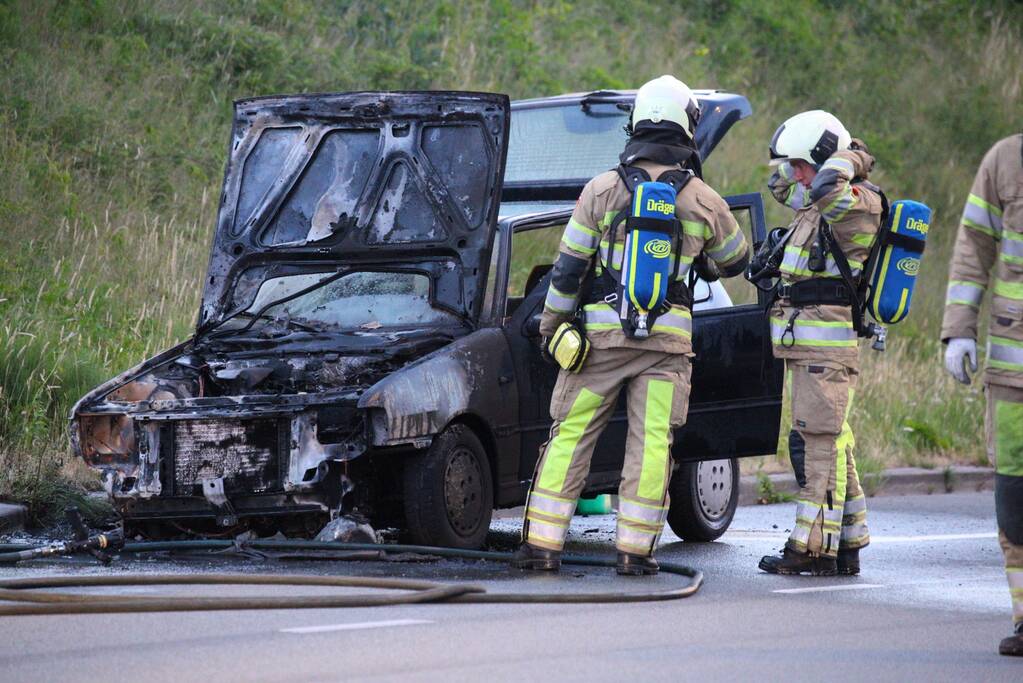 Auto vliegt spontaan in brand tijdens rijden