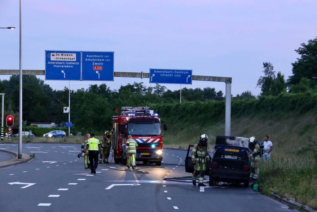 Auto vliegt spontaan in brand tijdens rijden