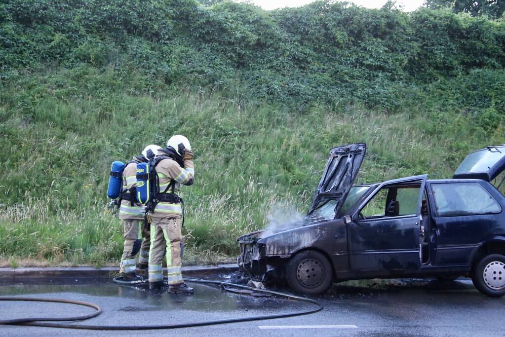Auto vliegt spontaan in brand tijdens rijden