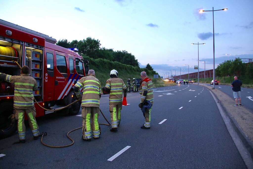 Auto vliegt spontaan in brand tijdens rijden