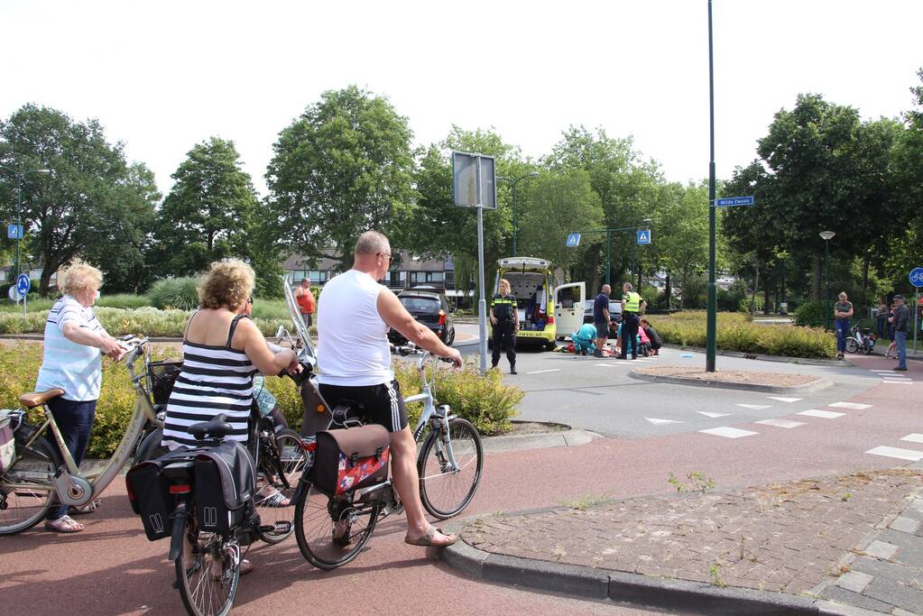E-bikester gewond na botsing met auto