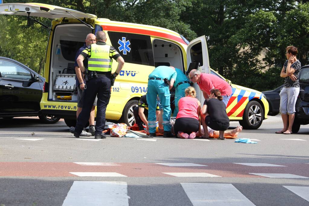 E-bikester gewond na botsing met auto