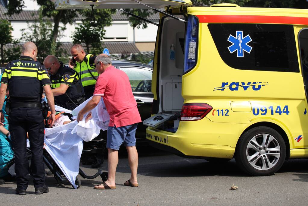 E-bikester gewond na botsing met auto