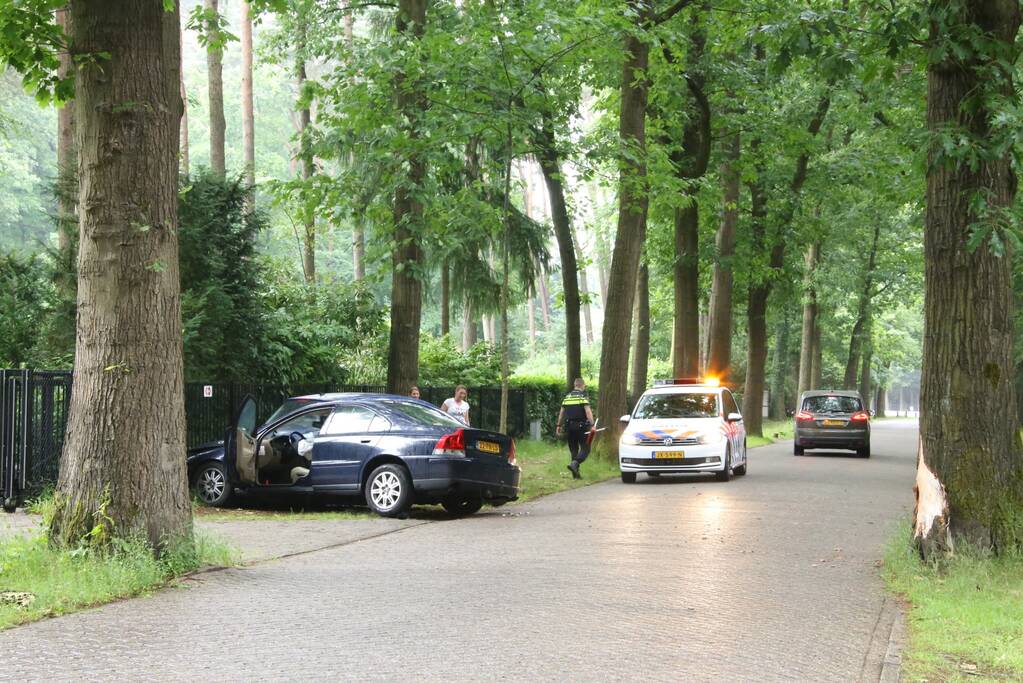 Automobilist gewond na knal op boom en auto