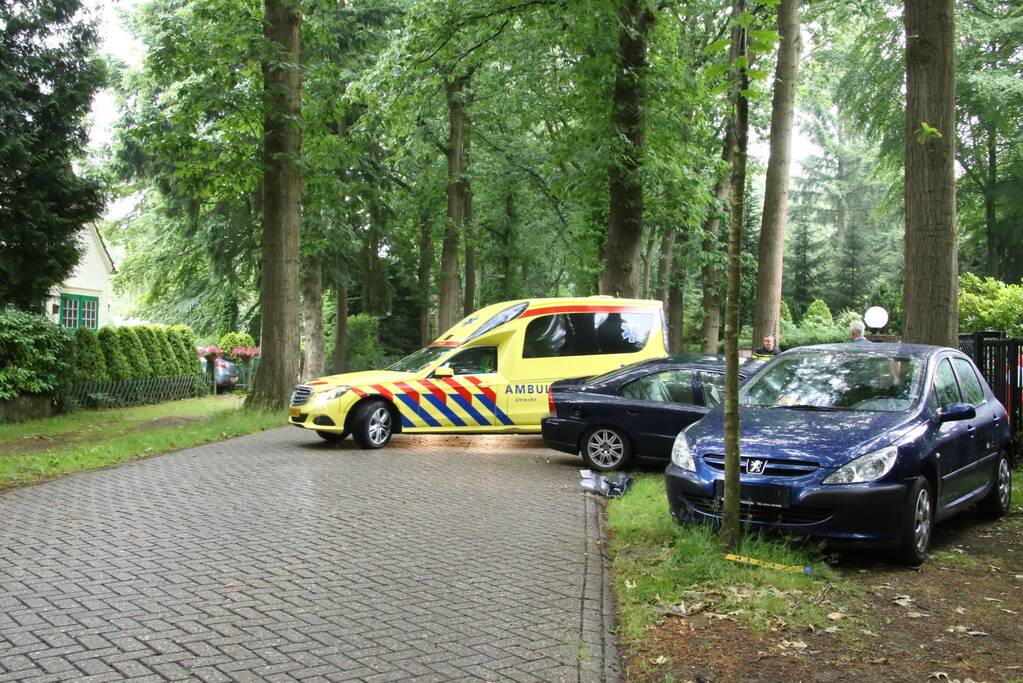 Automobilist gewond na knal op boom en auto