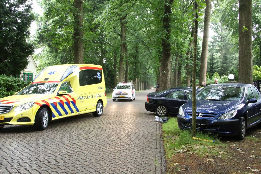 Automobilist gewond na knal op boom en auto