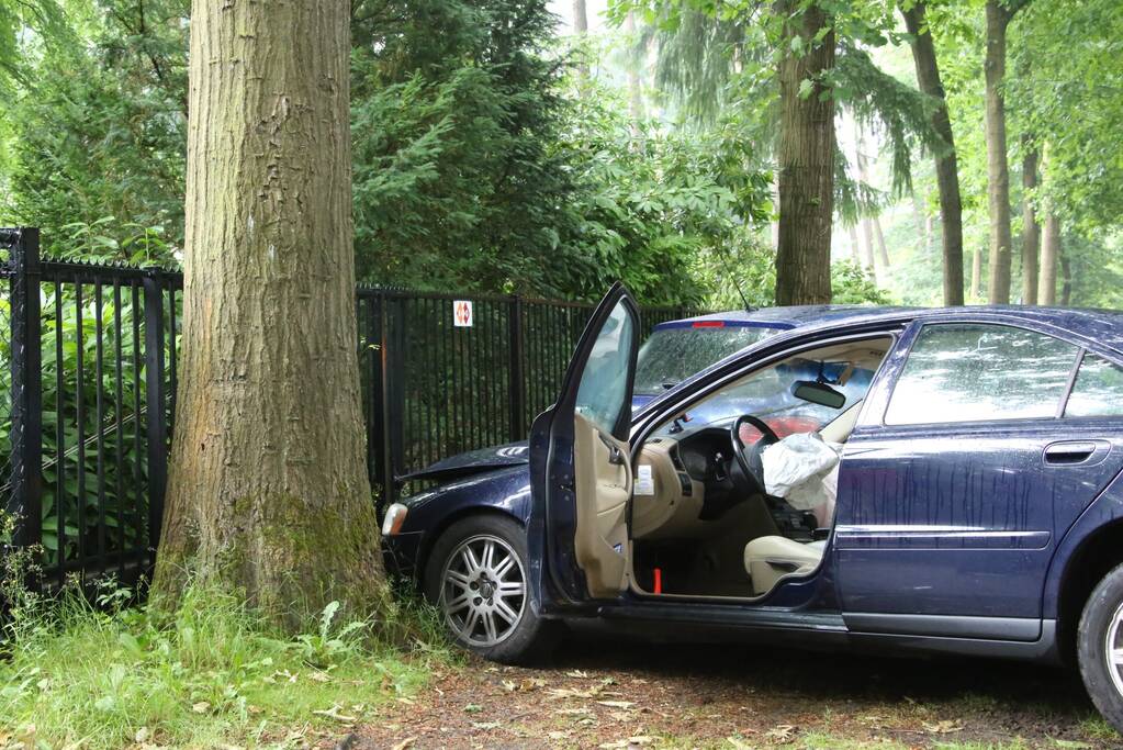 Automobilist gewond na knal op boom en auto