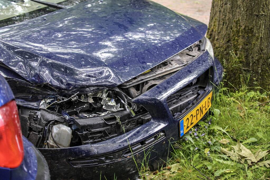 Automobilist gewond na knal op boom en auto