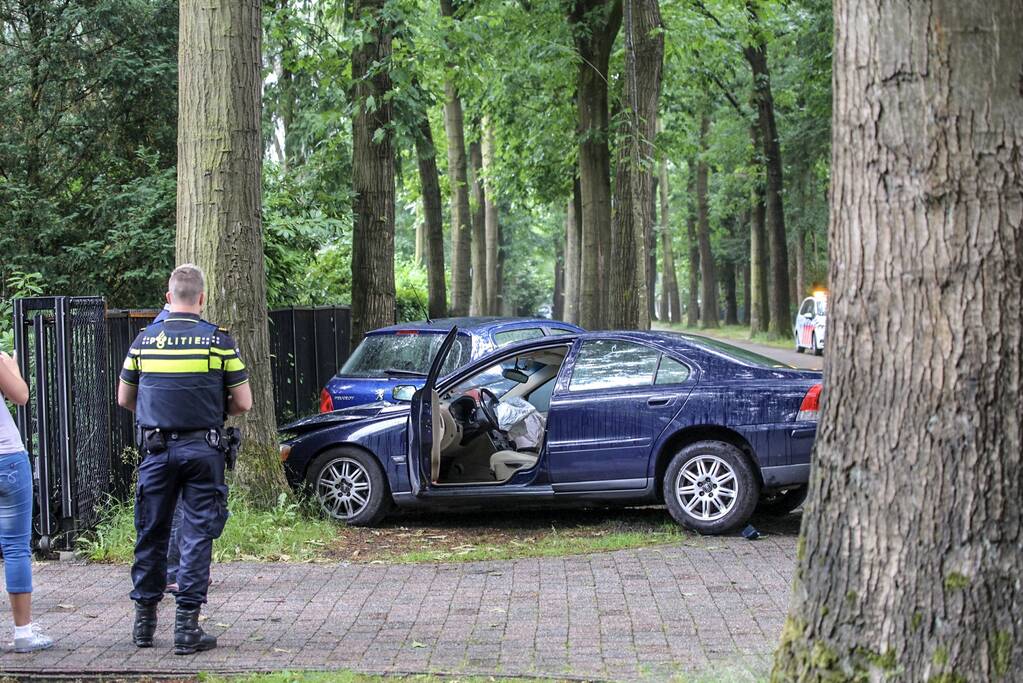 Automobilist gewond na knal op boom en auto