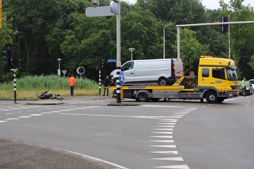 Bestelbus rijdt stoplicht uit de grond na uitwijkmanoeurve