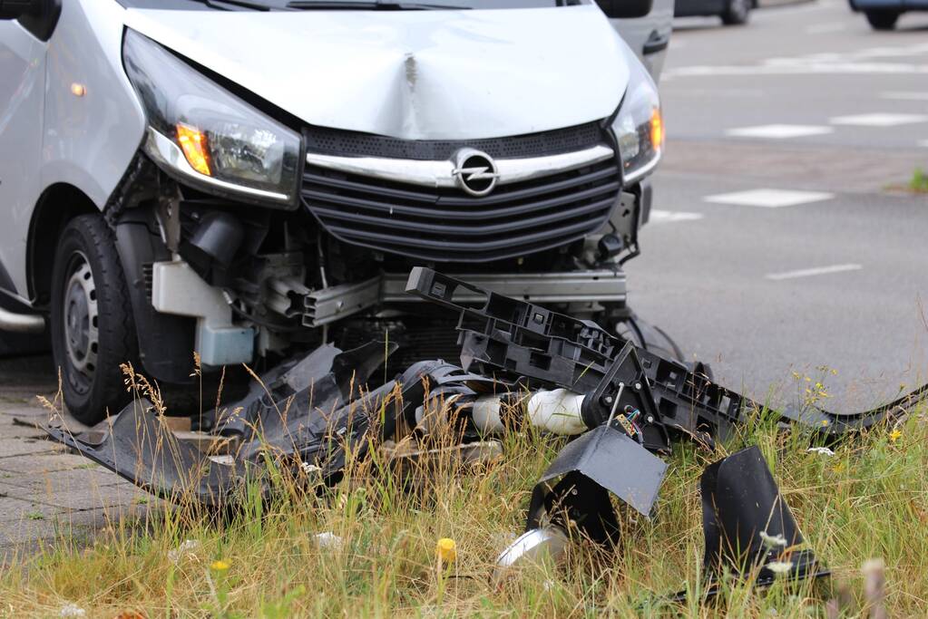 Bestelbus rijdt stoplicht uit de grond na uitwijkmanoeurve