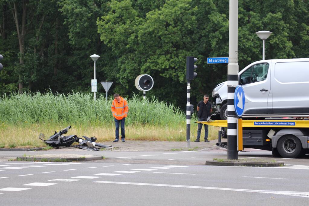 Bestelbus rijdt stoplicht uit de grond na uitwijkmanoeurve