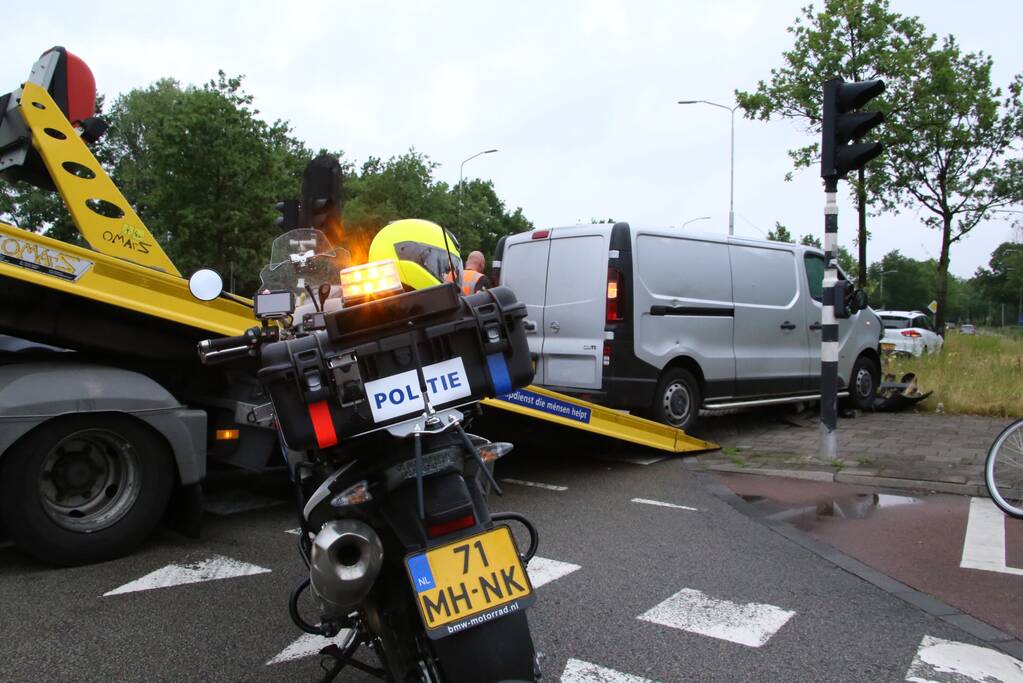 Bestelbus rijdt stoplicht uit de grond na uitwijkmanoeurve