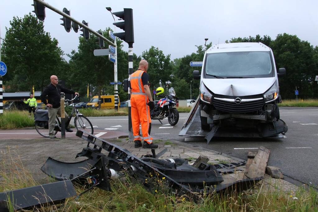 Bestelbus rijdt stoplicht uit de grond na uitwijkmanoeurve