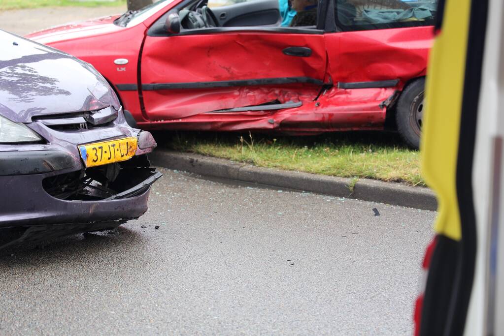 Twee gewonden na flinke crash