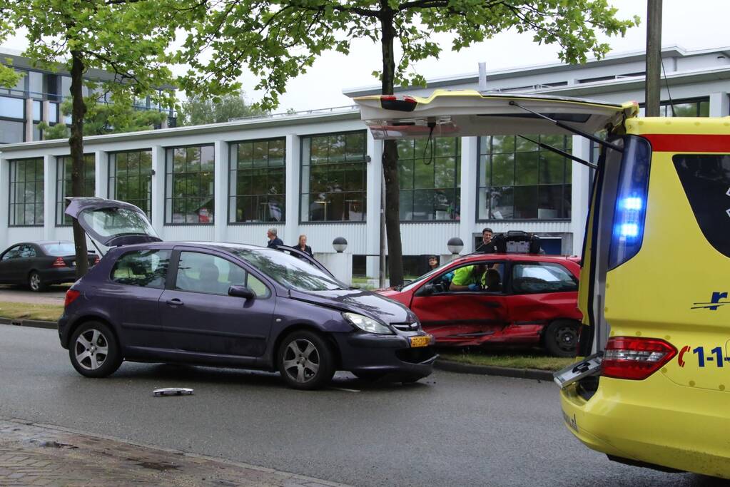 Twee gewonden na flinke crash