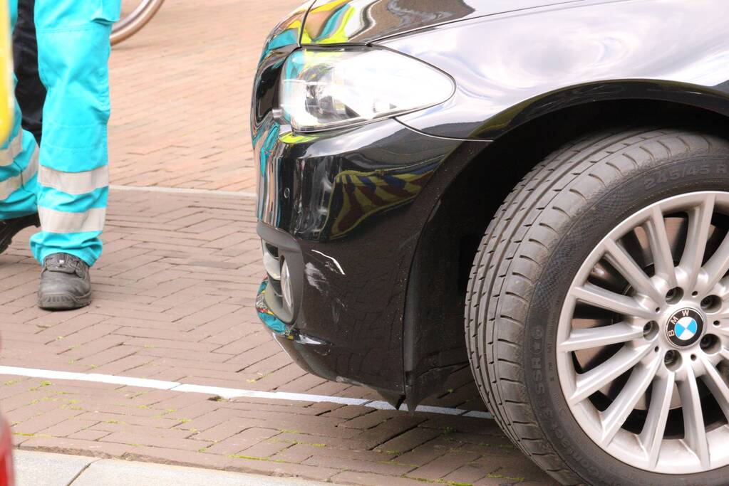 Fietsster gewond na botsing met auto