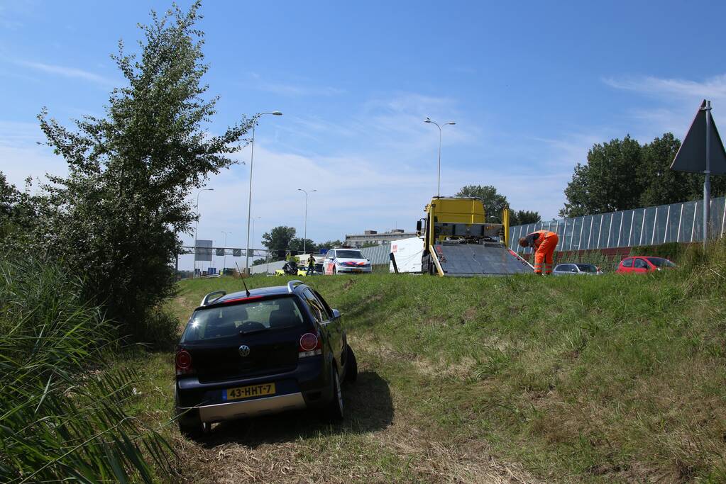 Auto raakt van de snelweg door rotzooi op de rijbaan