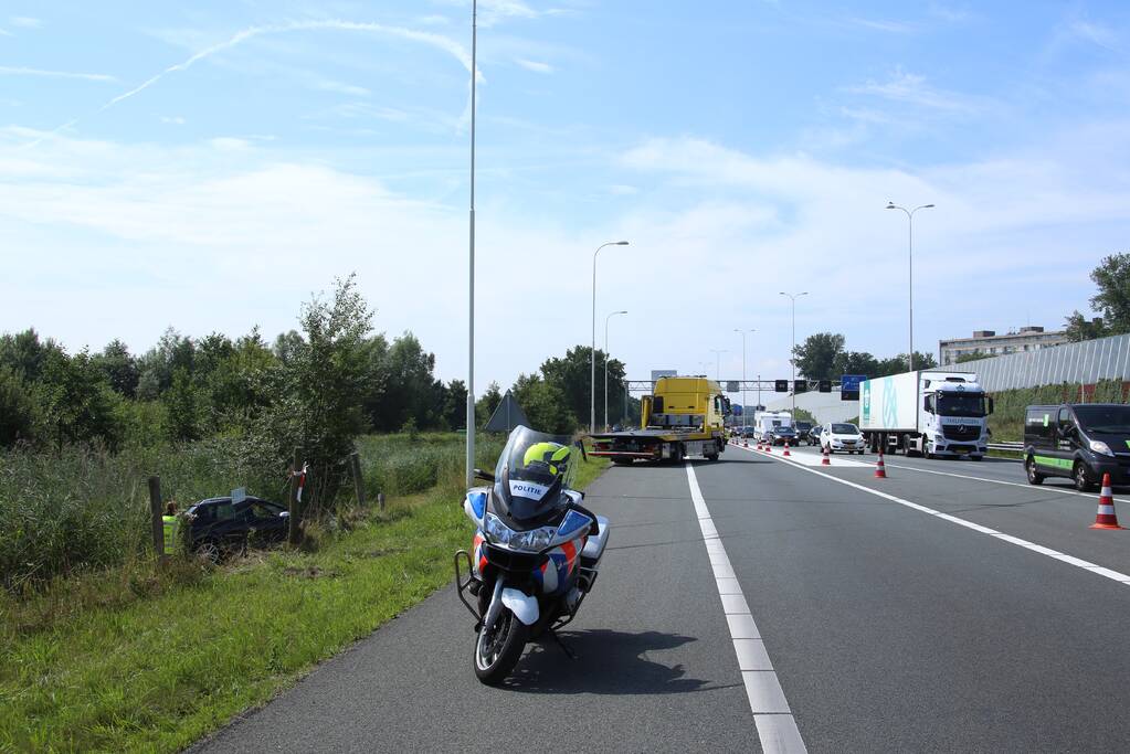 Auto raakt van de snelweg door rotzooi op de rijbaan