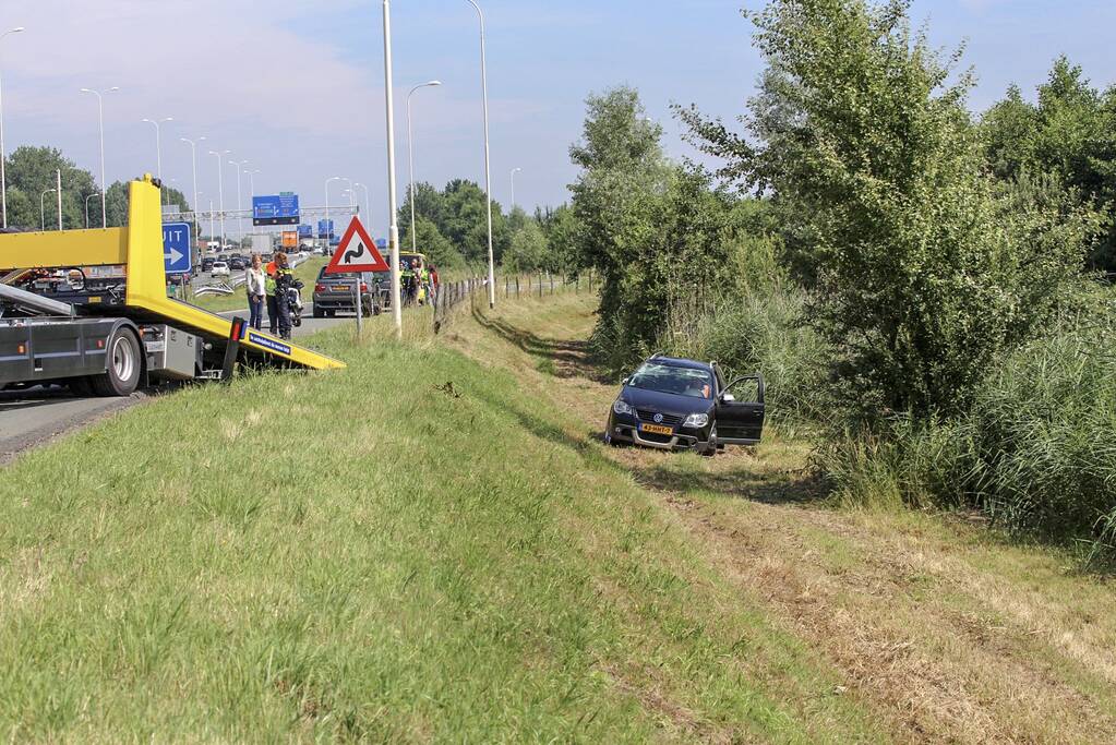 Auto raakt van de snelweg door rotzooi op de rijbaan