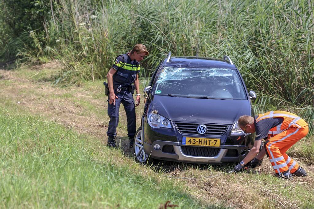 Auto raakt van de snelweg door rotzooi op de rijbaan