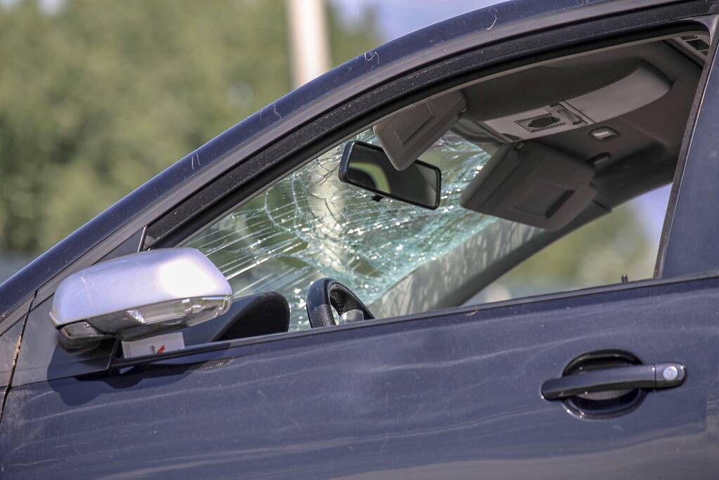 Auto raakt van de snelweg door rotzooi op de rijbaan
