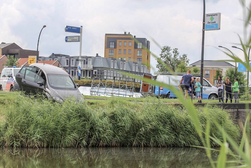 Bestelbus met aanhangwagen verliest glasplaten Laakboulevard, Amersfoort (+ VIDEO)