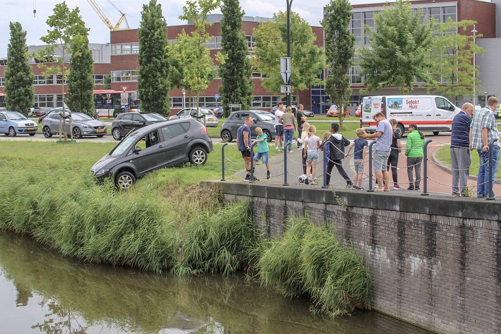 Bestelbus met aanhangwagen verliest glasplaten Laakboulevard, Amersfoort (+ VIDEO)