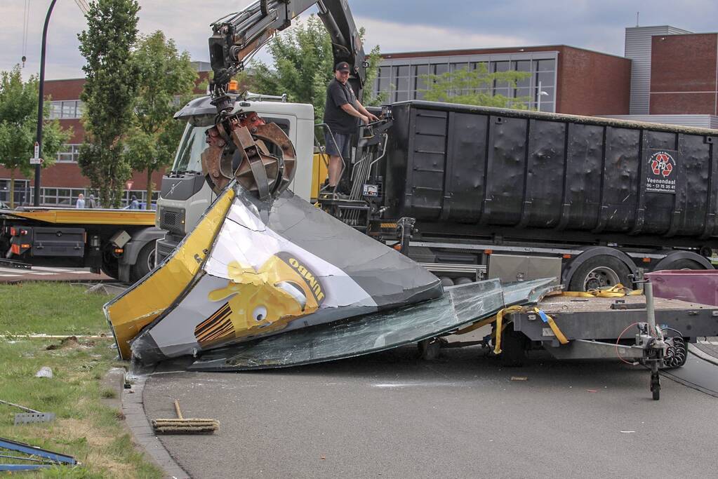 Bestelbus met aanhangwagen verliest glasplaten Laakboulevard, Amersfoort (+ VIDEO)