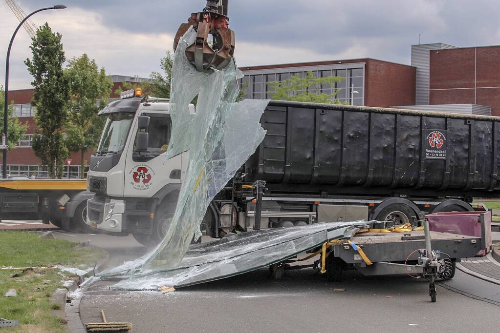 Bestelbus met aanhangwagen verliest glasplaten Laakboulevard, Amersfoort (+ VIDEO)