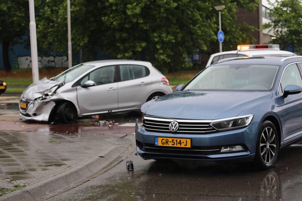 Veel schade bij aanrijding op kruising