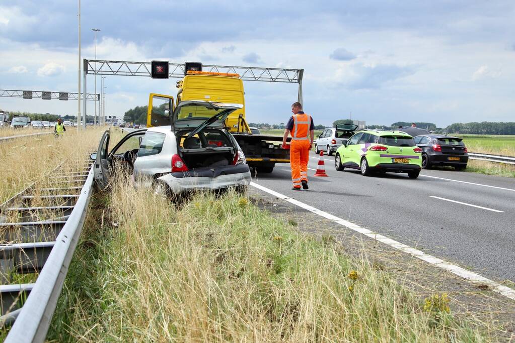 Auto knalt op vangrail na kop-staart aanrijding