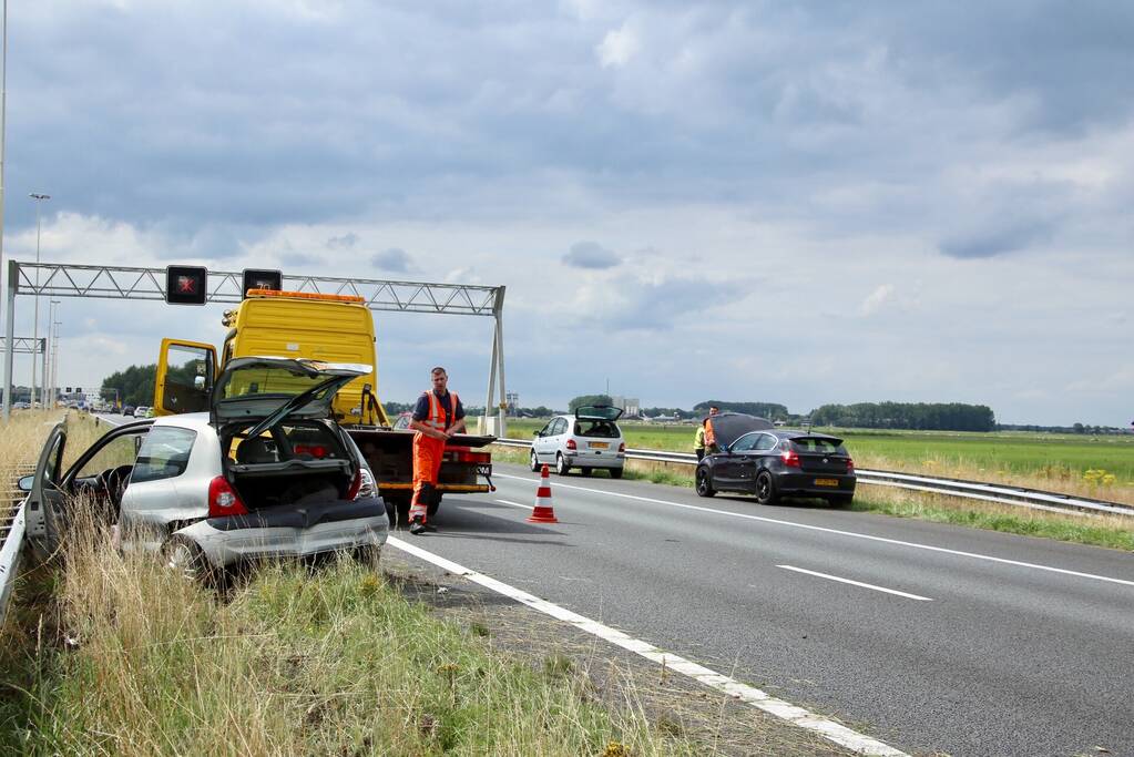 Auto knalt op vangrail na kop-staart aanrijding