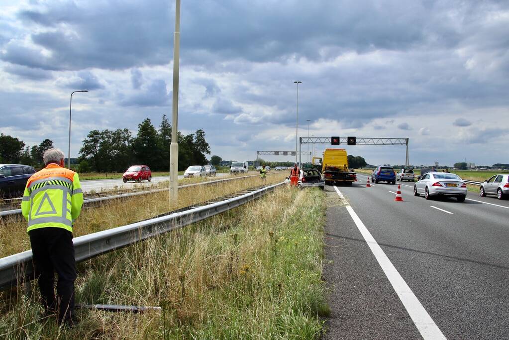 Auto knalt op vangrail na kop-staart aanrijding