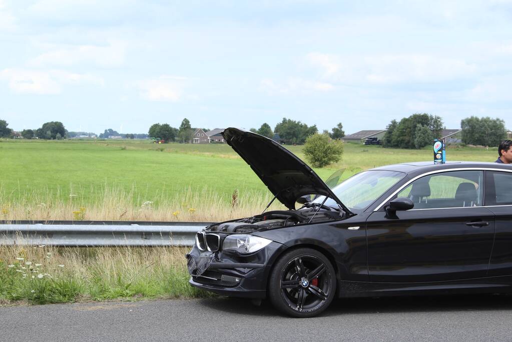 Auto knalt op vangrail na kop-staart aanrijding