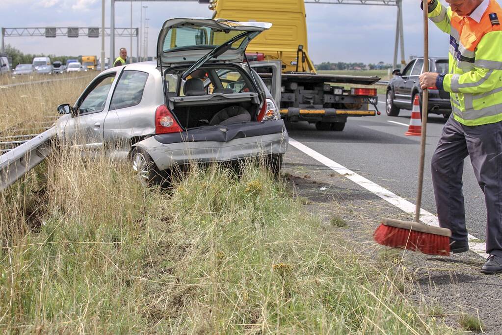 Auto knalt op vangrail na kop-staart aanrijding