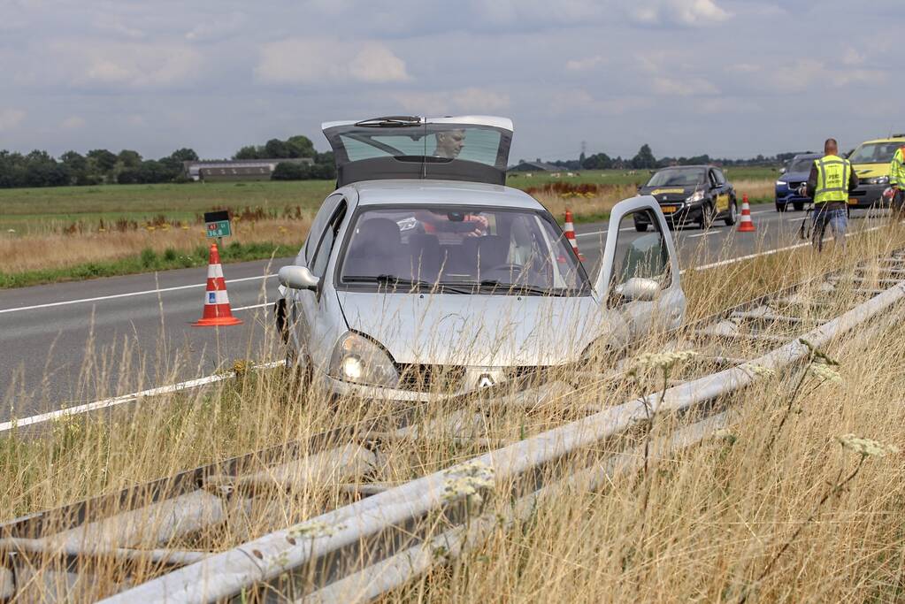 Auto knalt op vangrail na kop-staart aanrijding
