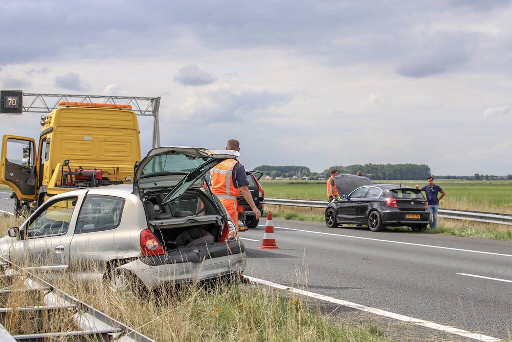 Auto knalt op vangrail na kop-staart aanrijding