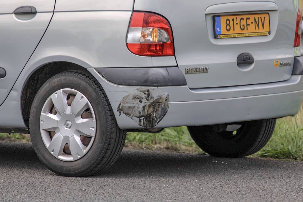 Auto knalt op vangrail na kop-staart aanrijding