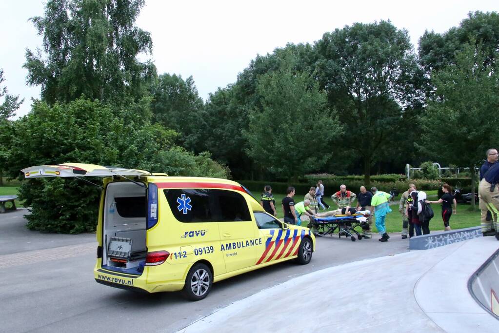 Fietser maakt tuimeling in stuntkuil