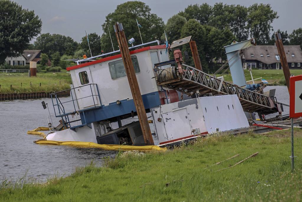 Overslagschip zinkt