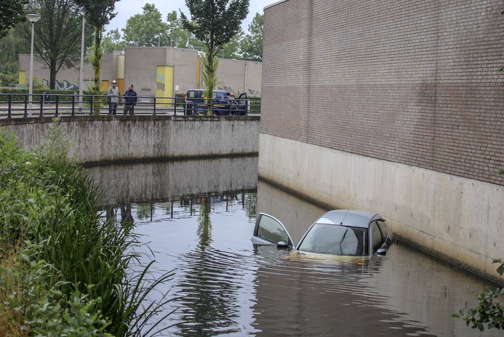 Auto te water geraakt