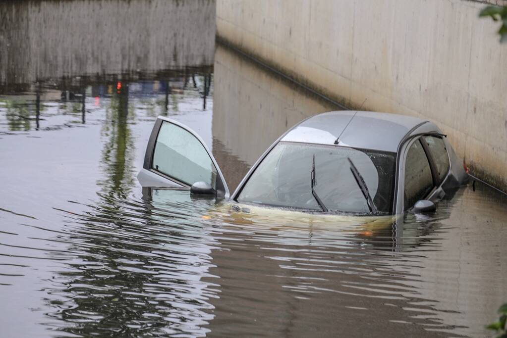 Auto te water geraakt