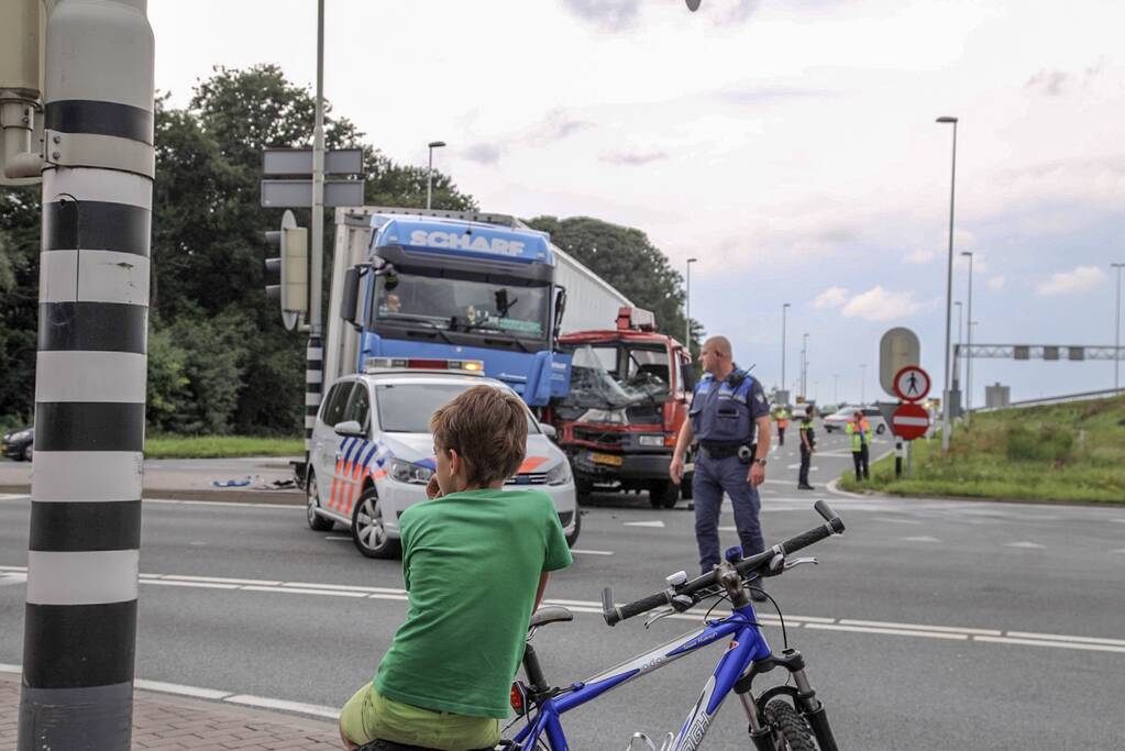 Flinke ravage na crash met vrachtwagens