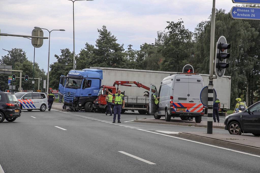 Flinke ravage na crash met vrachtwagens