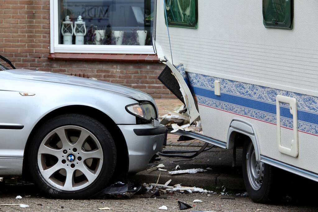 Auto rijdt in op caravan en beschadigd meerdere auto's