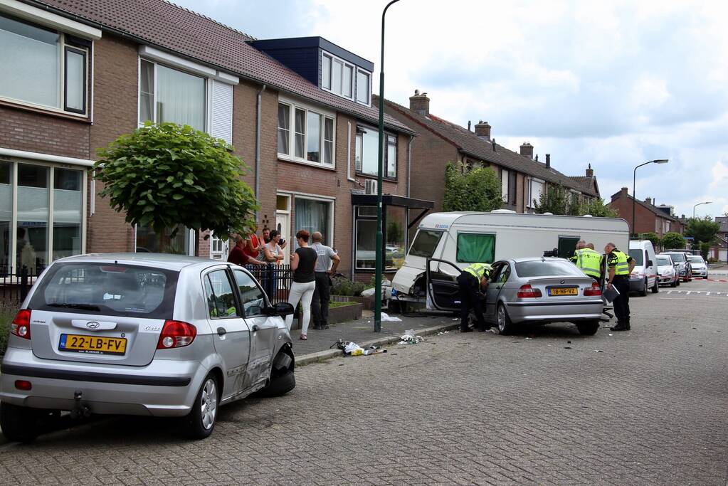 Auto rijdt in op caravan en beschadigd meerdere auto's